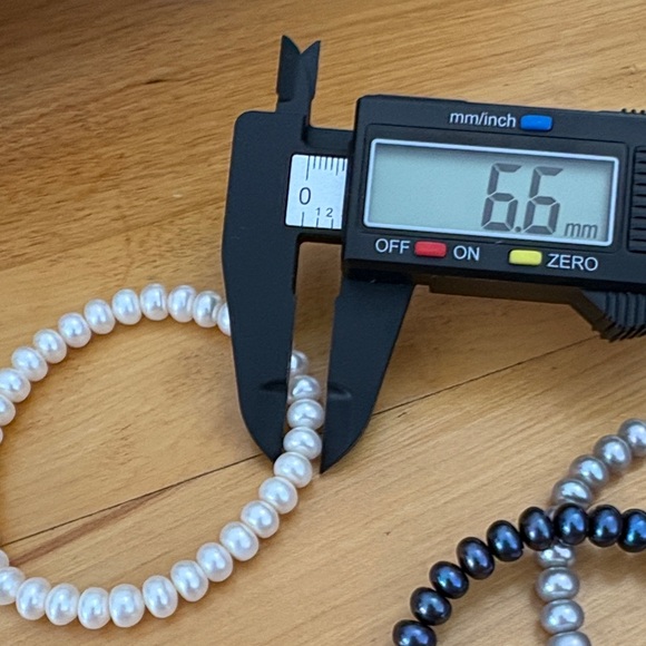 Set of 3 HONORA Freshwater Button Pearl Stretch Bracelets Shades of Gray 6.5mm - Picture 6 of 6